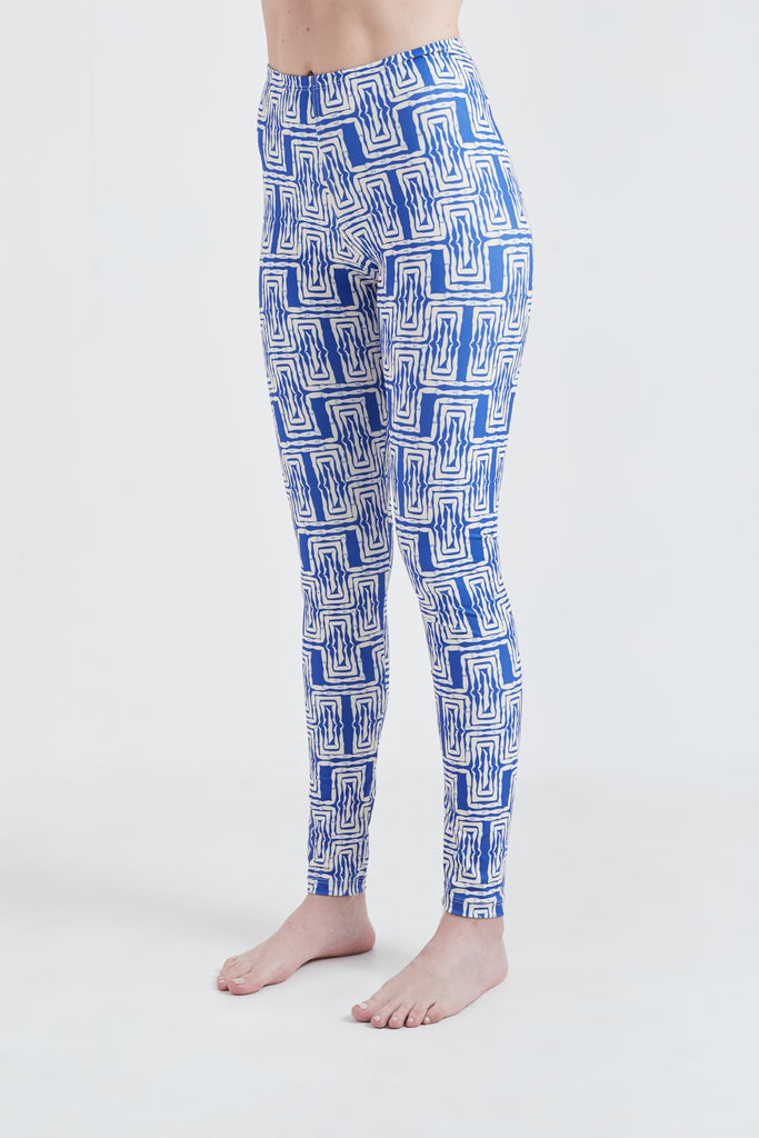 Modelo usando calça legging azul/branco feminina em lycra com estampa Mão na Perna.