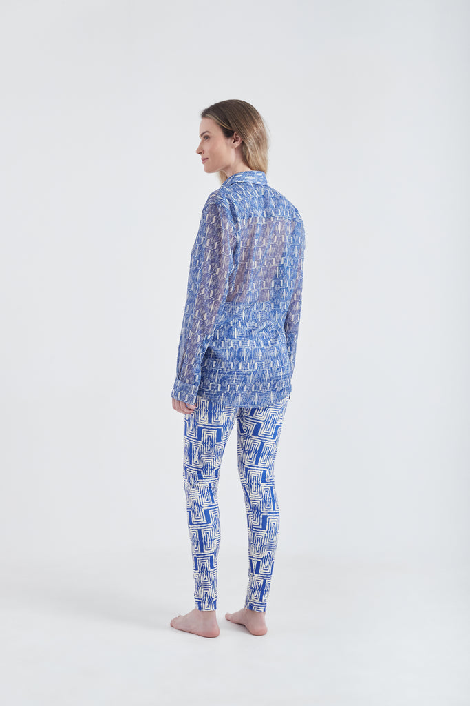 Modelo usando calça legging azul/branco feminina em lycra com estampa Mão na Perna.