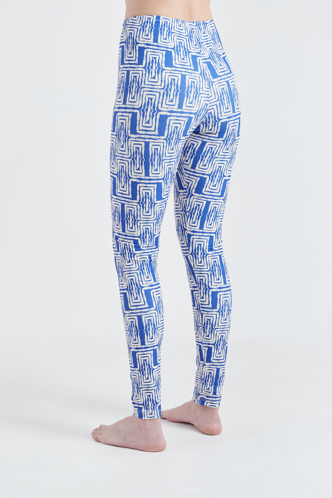 Modelo usando calça legging azul/branco feminina em lycra com estampa Mão na Perna.