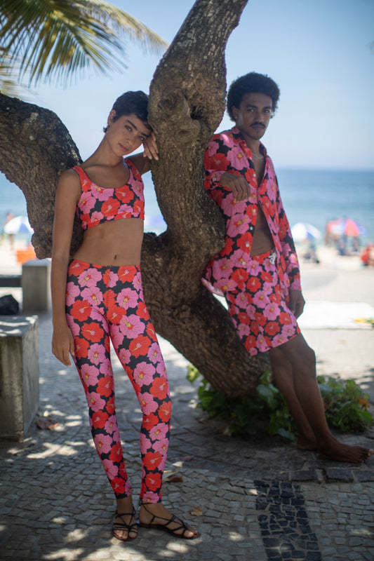 Modelo usando a calça legging preto/rosa Poli Nation feminino