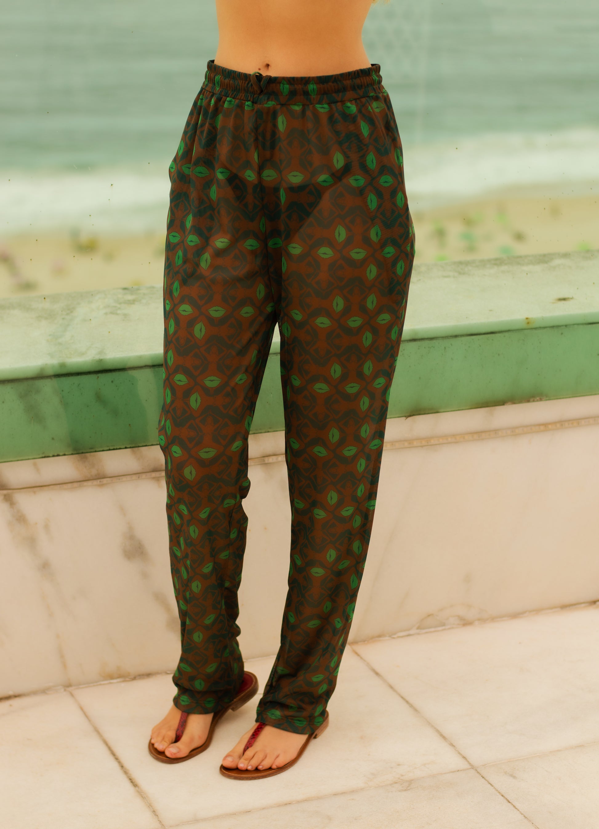 Vista frontal da Calça Tule Beijoqueira Verde, destacando o ajuste perfeito ao corpo.