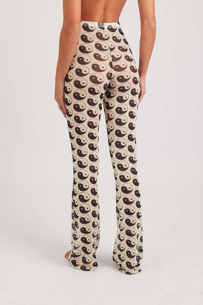 Vista traseira da Calça Tule Yin and Out Branco/Preto, com ajuste perfeito ao corpo.