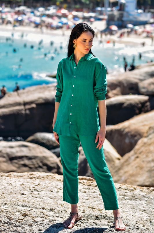 Modelo vestindo camisa Full Look Verde Bandeira na praia.