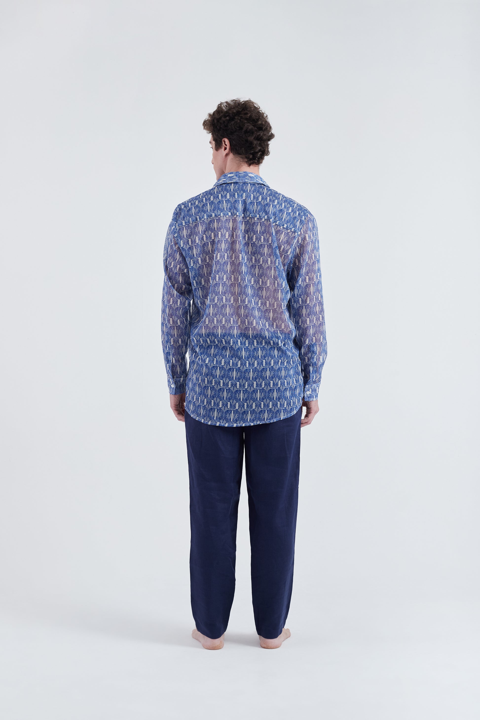 Modelo usando a Camisa Azul/Branco com estampa Mão na Perna.