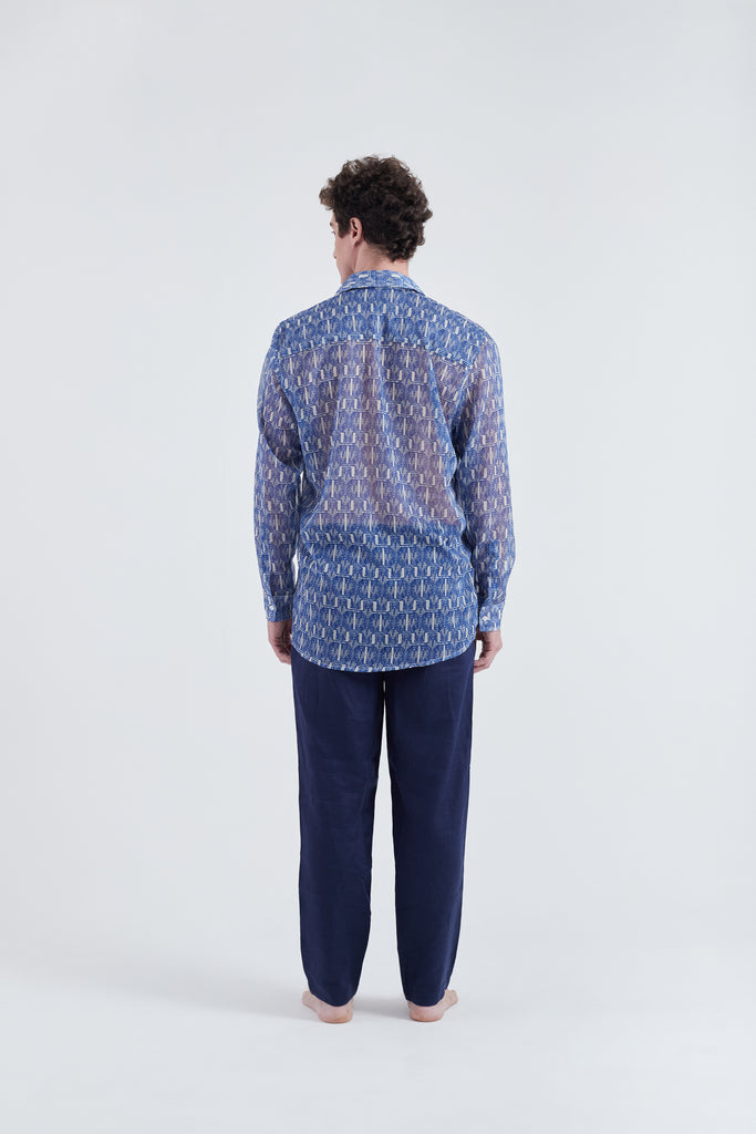 Modelo usando a Camisa Azul/Branco com estampa Mão na Perna.