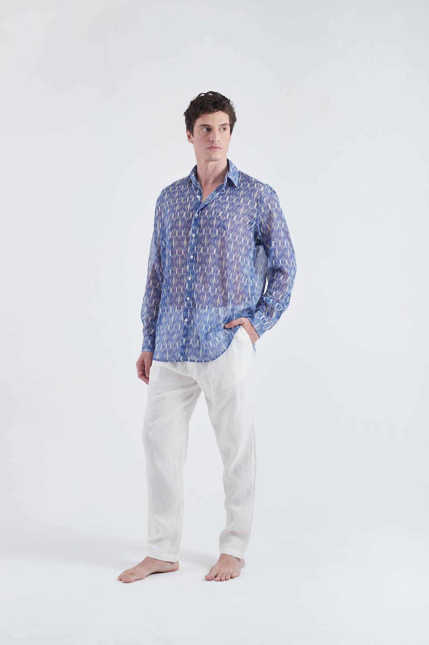 Modelo usando a Camisa Azul/Branco com estampa Mão na Perna, feita Tule