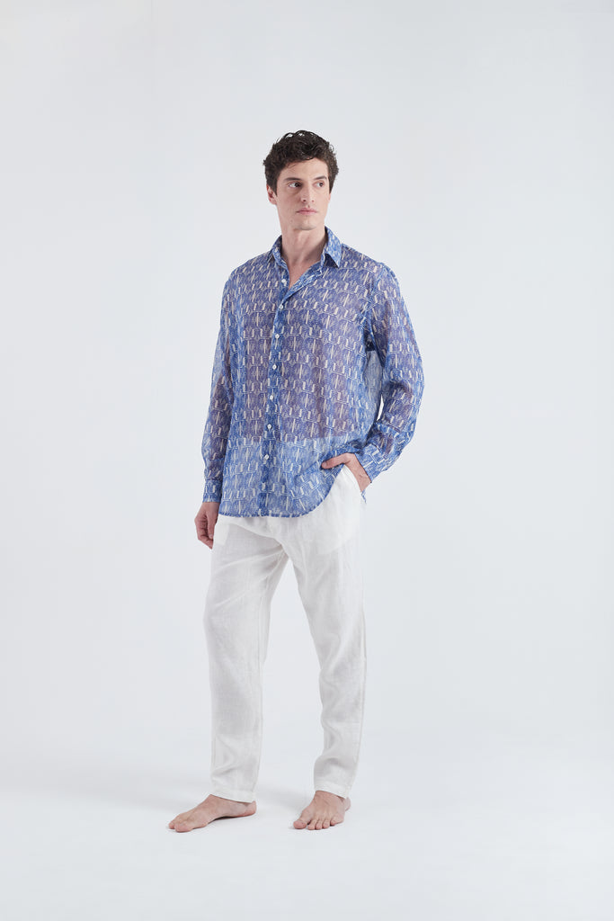 Modelo usando a Camisa Azul/Branco com estampa Mão na Perna, feita Tule