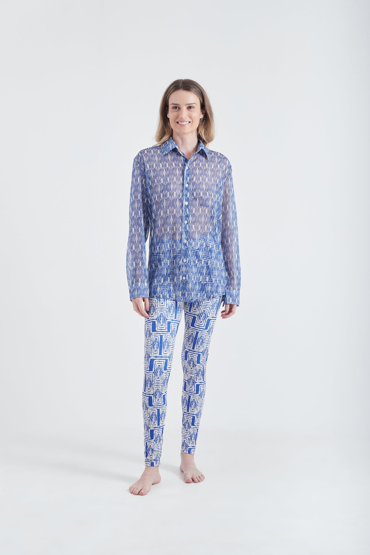 Modelo usando a Camisa Azul/Branco com estampa Mão na Perna.