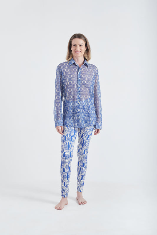 Modelo usando a Camisa Azul/Branco com estampa Mão na Perna.