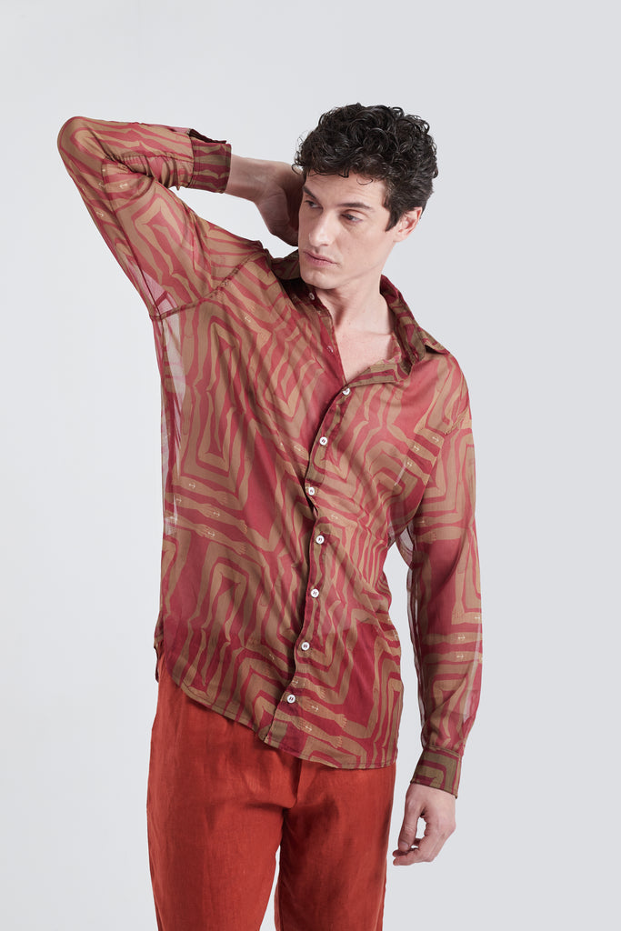 Modelo usando a Camisa Vermelho/Amarelo com estampa Mão na Perna, feita em Tule.