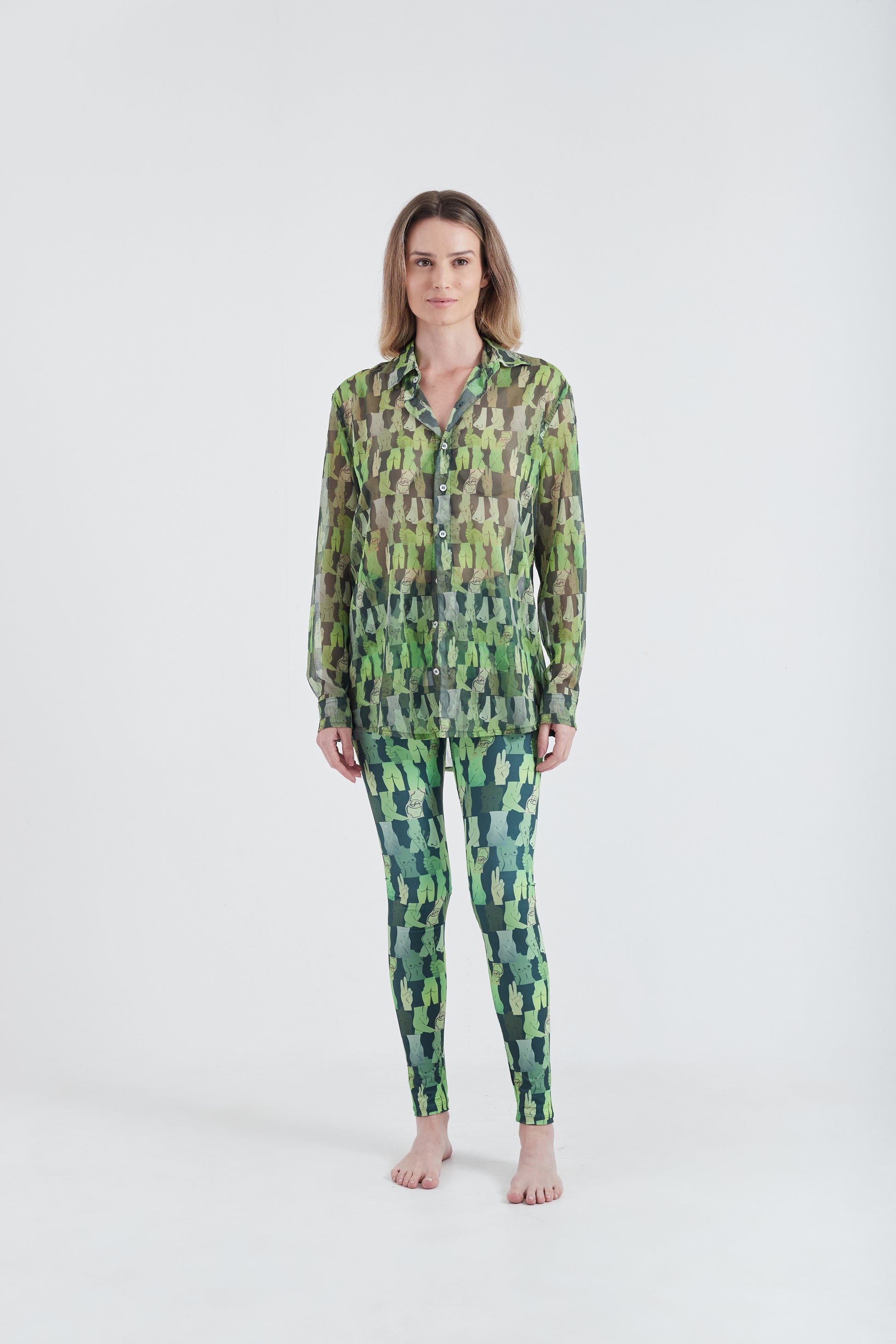 Modelo usando a Camisa Verde com estampa Olha o Custo, feita em tule. usando calça legging olha o custo.