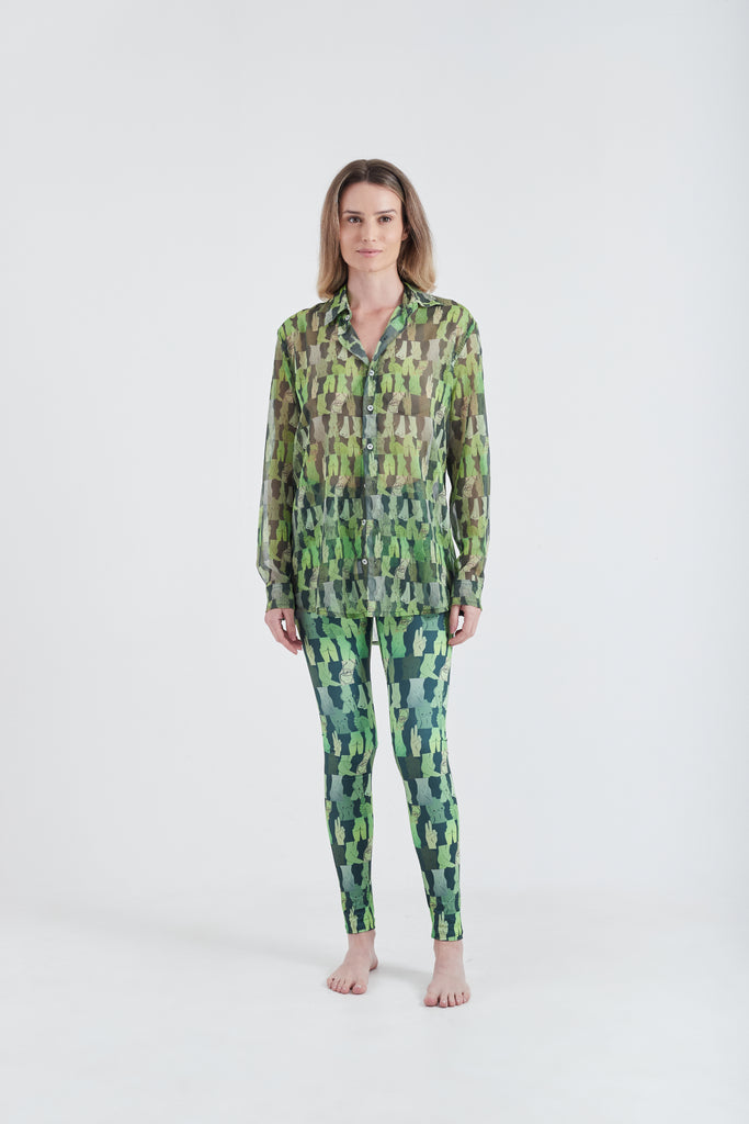 Modelo usando a Camisa Verde com estampa Olha o Custo, feita em tule. usando calça legging olha o custo.