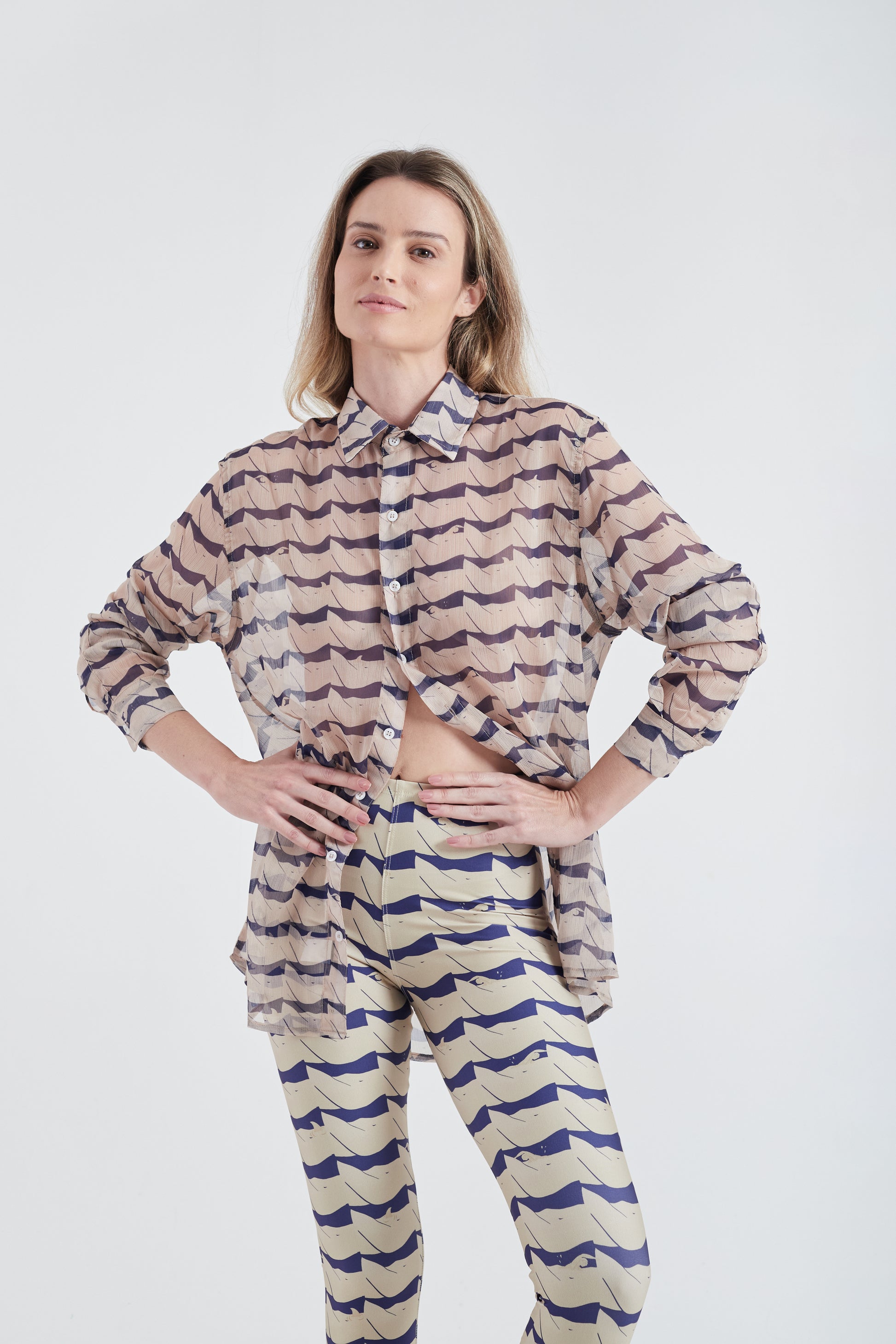 Modelo usando a Camisa Creme/Azul com estampa Onda, feita em tule, com calça Legging.