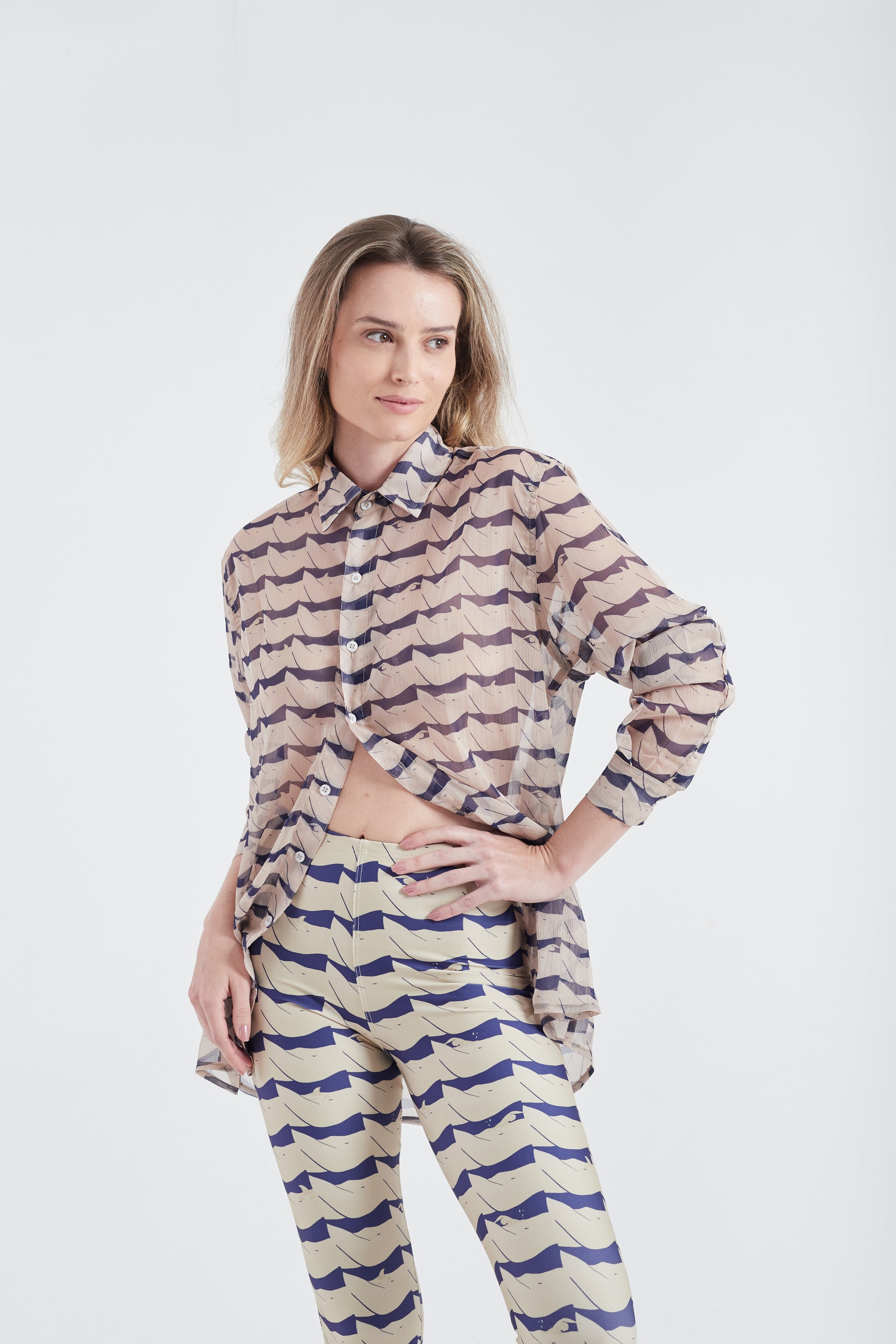 Modelo usando a Camisa Creme/Azul com estampa Onda, feita em tule.