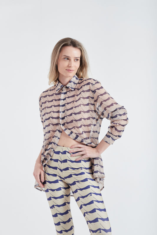 Modelo usando a Camisa Creme/Azul com estampa Onda, feita em tule.