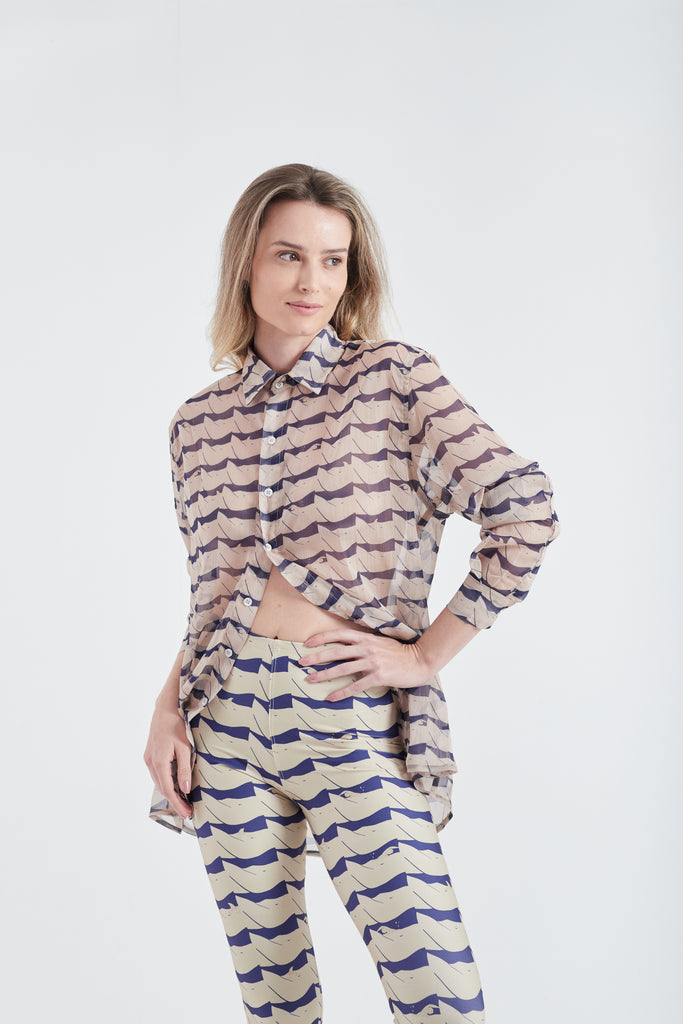 Modelo usando a Camisa Creme/Azul com estampa Onda, feita em tule.