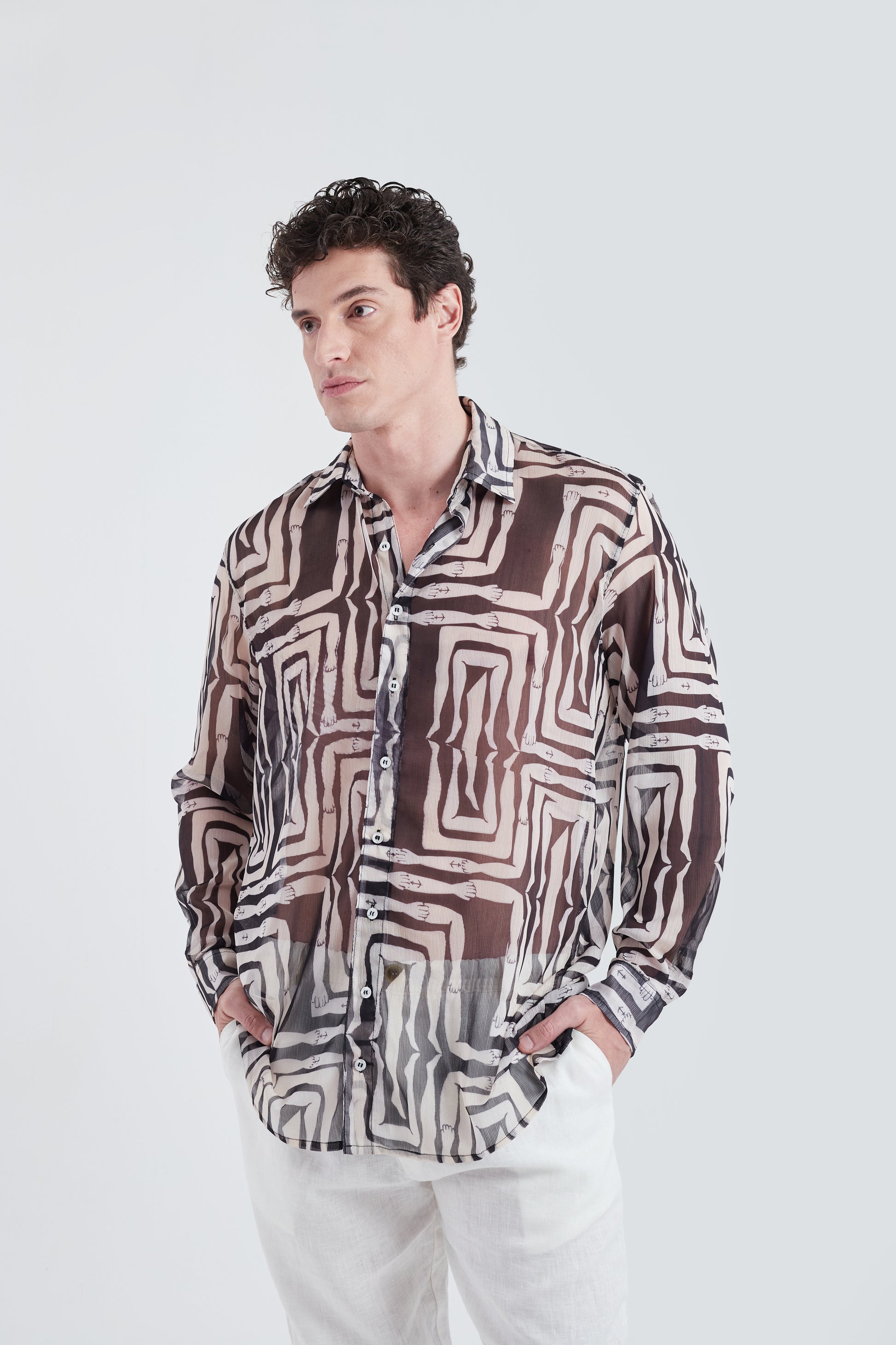 Modelo usando a Camisa Unissex Preto/Branco em tule com estampa Mão na Perna