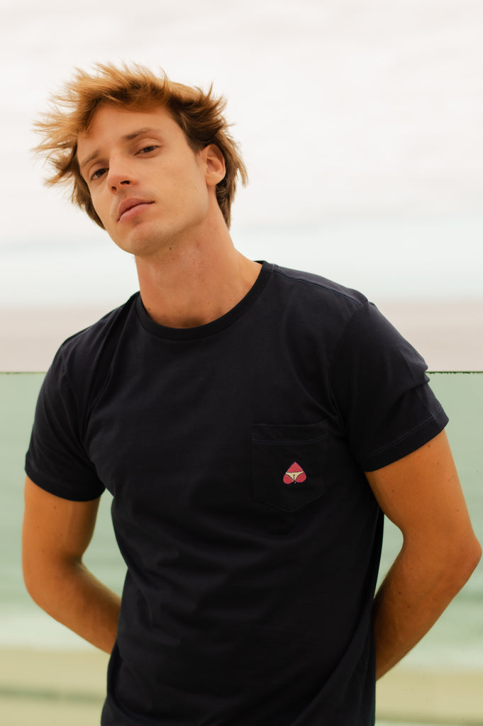 modelo usando T-shirts Love Rio Azul Escuro com tecido confortável, perfeita e ideal para usar no dia a dia ou em momentos de descontração.