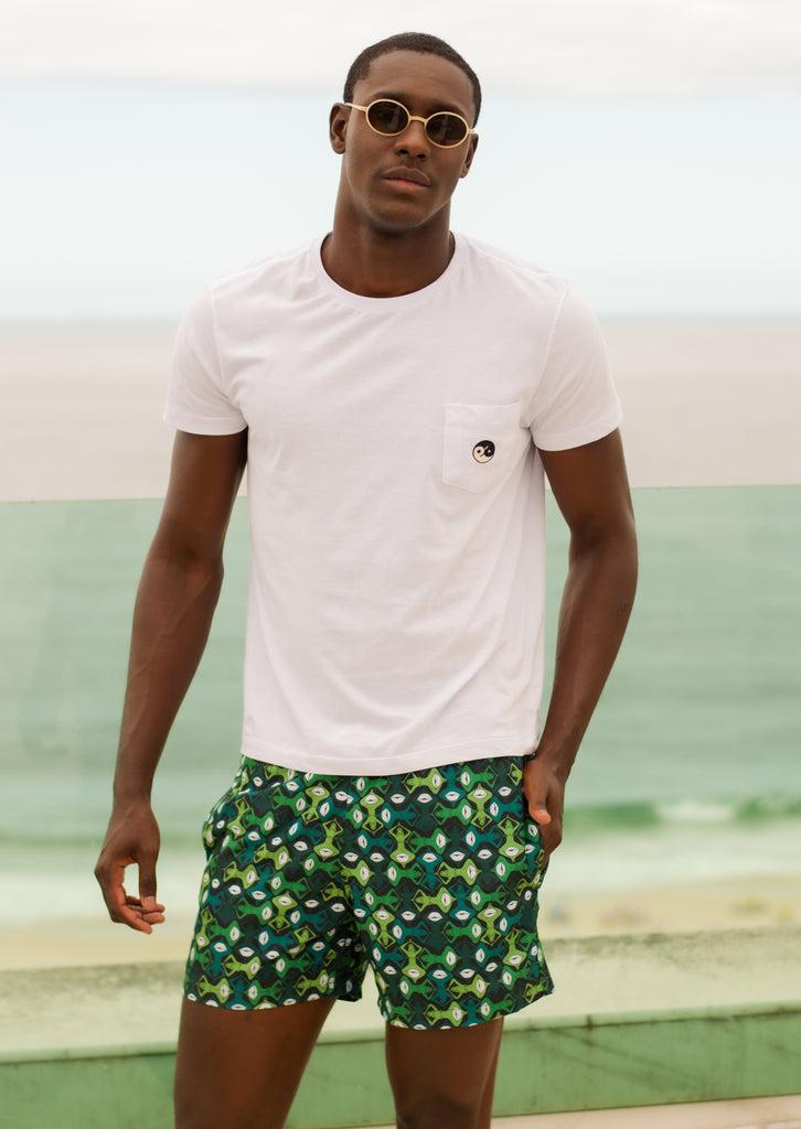 modelo usando T-shirts yin and out Branco.