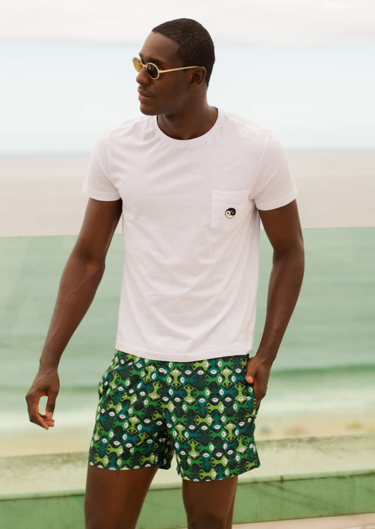 modelo usando T-shirts yin and out Branco tecido confortavel, perfeita e ideal para usar no dia a dia ou em momentos de descontração. 