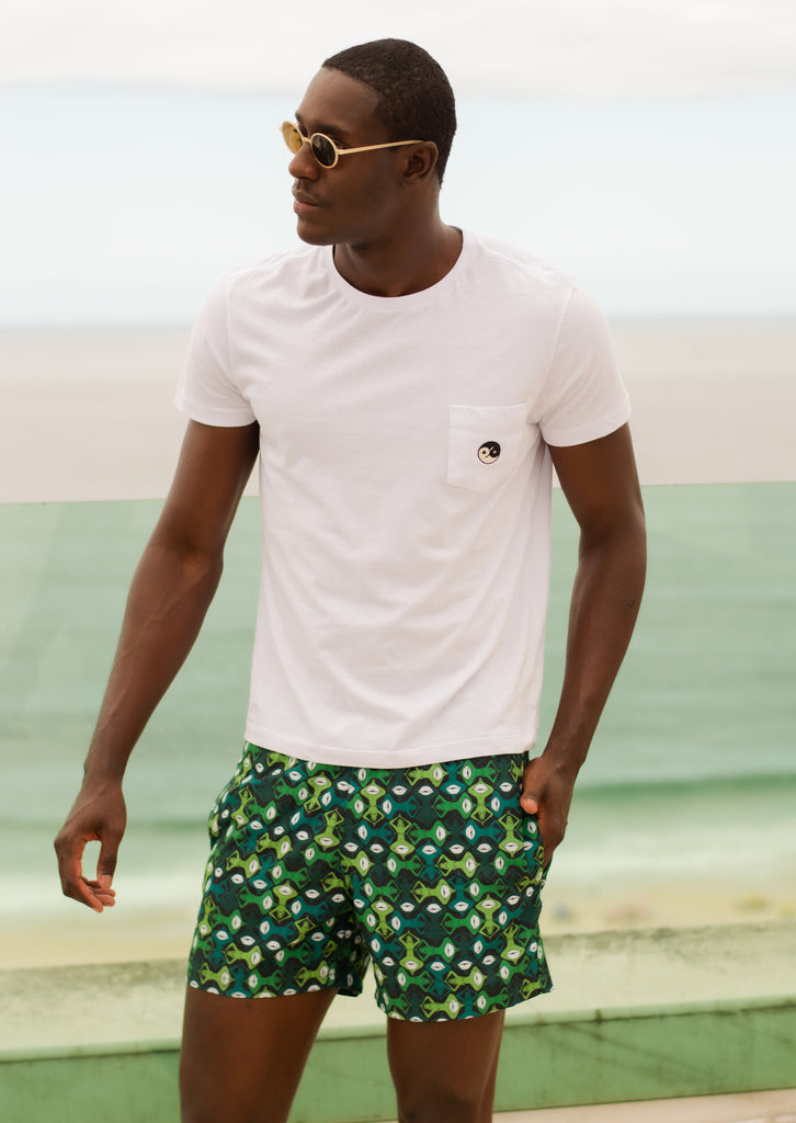 modelo usando T-shirts yin and out Branco tecido confortavel, perfeita e ideal para usar no dia a dia ou em momentos de descontração. 