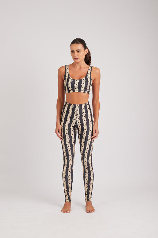 Modelo usando o conjunto Olha Latte feminino