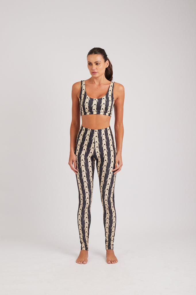 Modelo usando o conjunto Olha Latte feminino