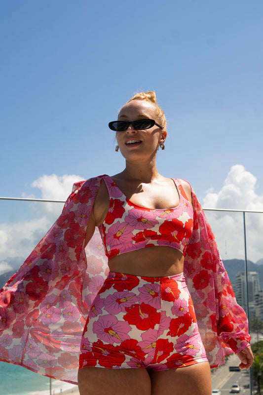 Modelo usando o conjunto Poli Nation rosa/vermelho feminino