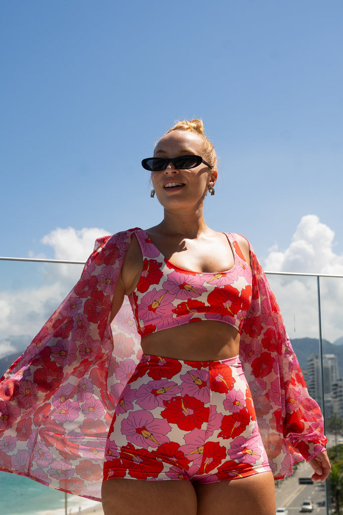 Modelo usando o conjunto Poli Nation rosa/vermelho feminino