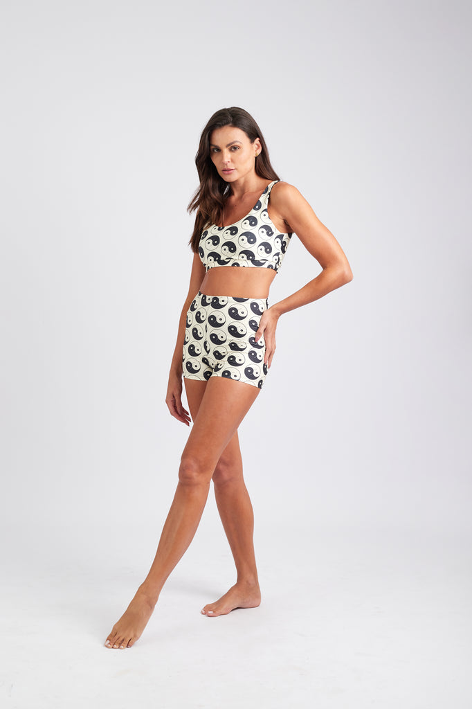 Modelo usando o conjunto Yin and Out black/white feminino