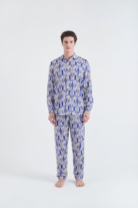 Modelo usando conjunto full look unissex Azul/Branco em tule com estampa Mão Pela Perna.