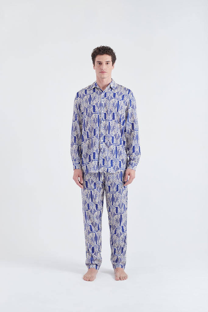 Modelo usando conjunto full look unissex Azul/Branco em tule com estampa Mão Pela Perna.