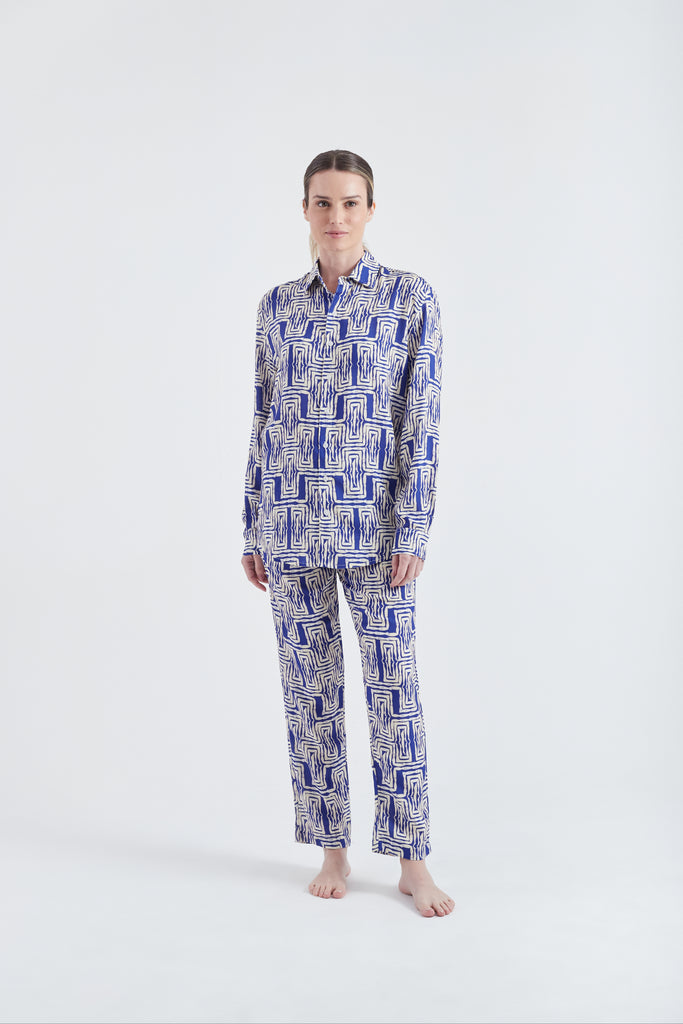 Modelo usando conjunto full look unissex Azul/Branco em tule com estampa Mão Pela Perna.