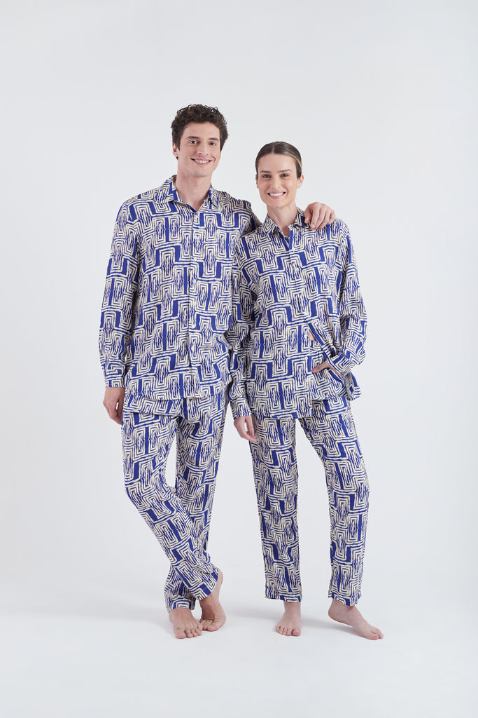 Modelo usando conjunto full look unissex Azul/Branco em tule com estampa Mão Pela Perna.