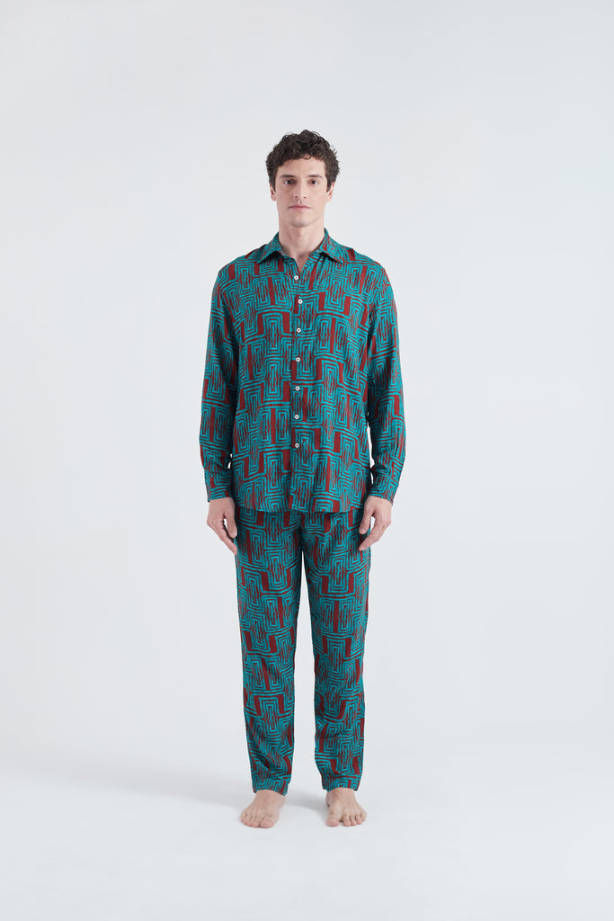 Modelo usando conjunto full look unissex Turquesa/Vermelho em tule com estampa Mão Pela Perna.