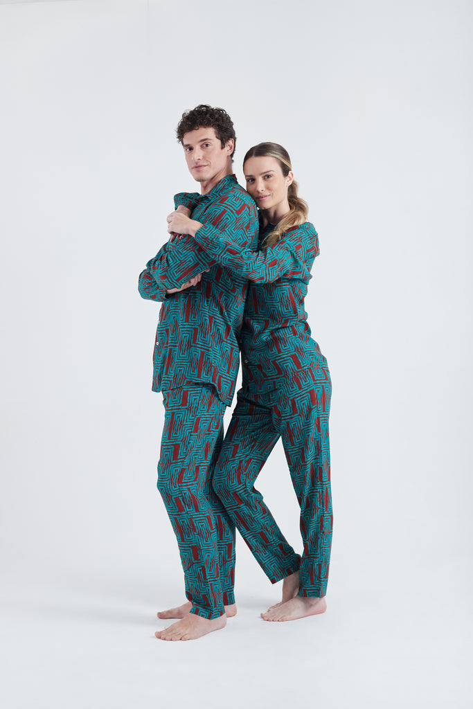 Modelo usando conjunto full look unissex Turquesa/Vermelho em tule com estampa Mão Pela Perna.