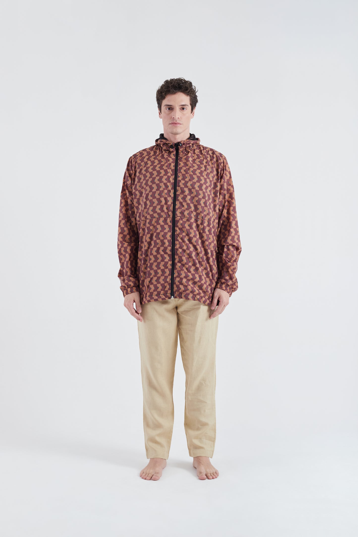 Modelo usando o corta vento unissex Boobies Trap marrom