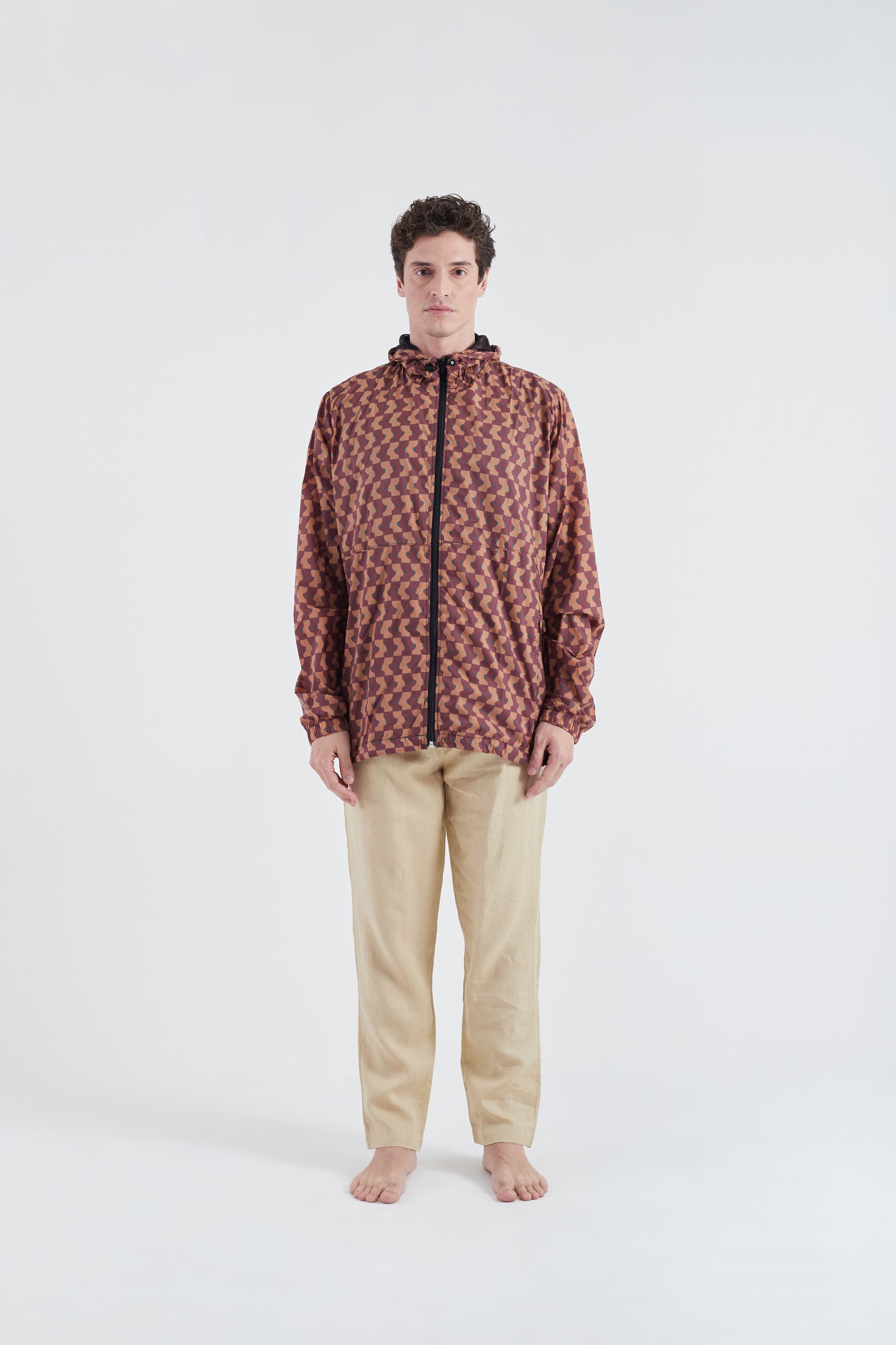 Modelo usando o corta vento unissex Boobies Trap marrom