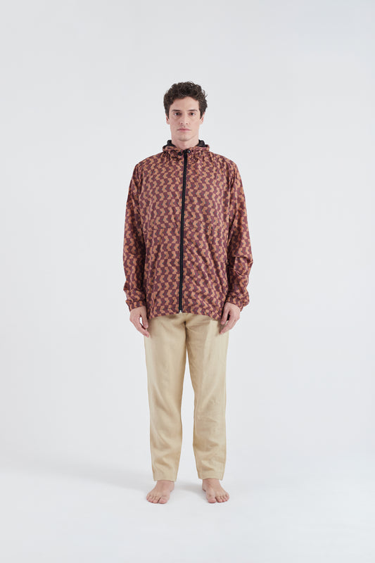 Modelo usando o corta vento unissex Boobies Trap marrom