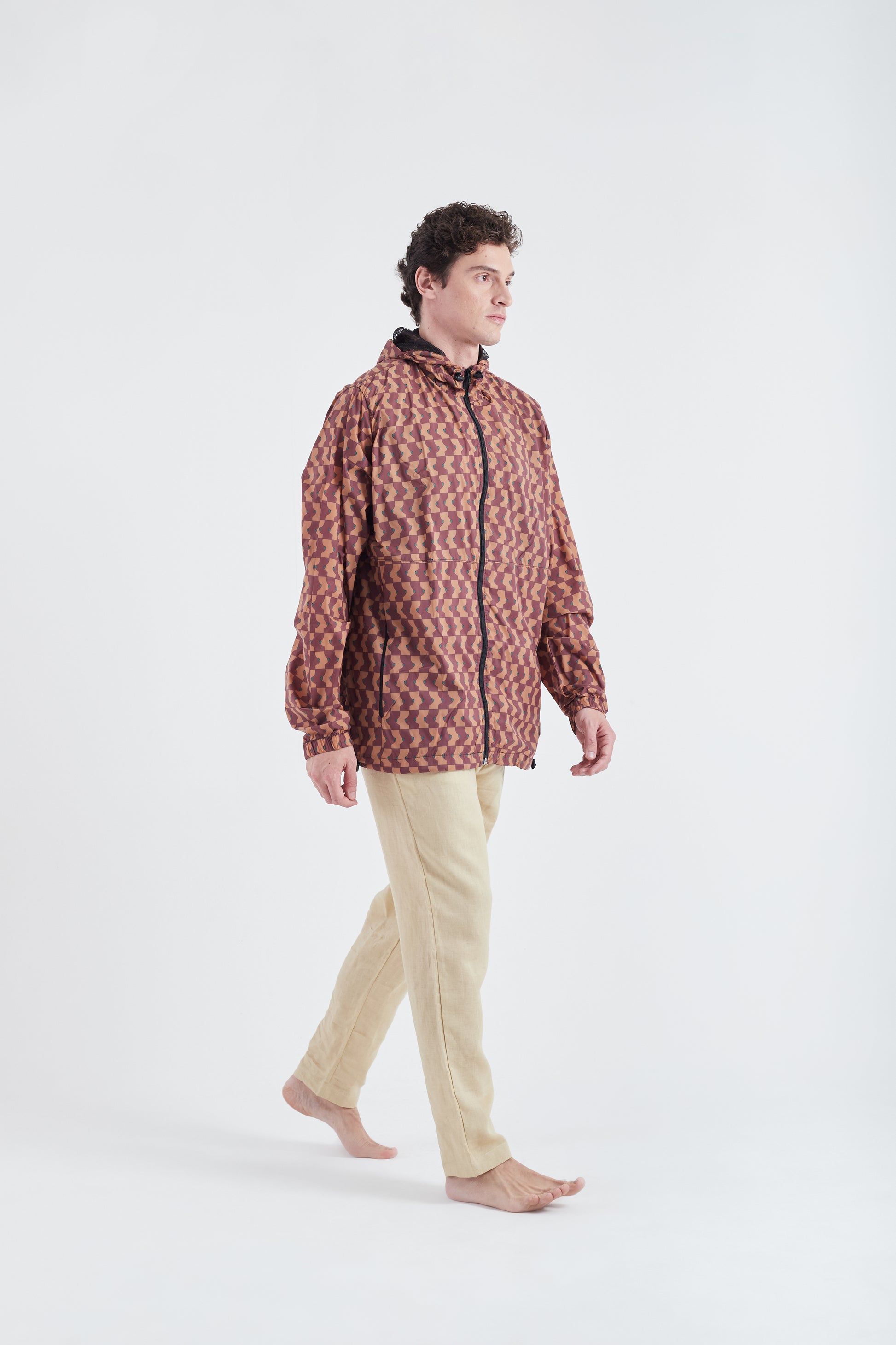 Modelo usando o corta vento unissex Boobies Trap marrom