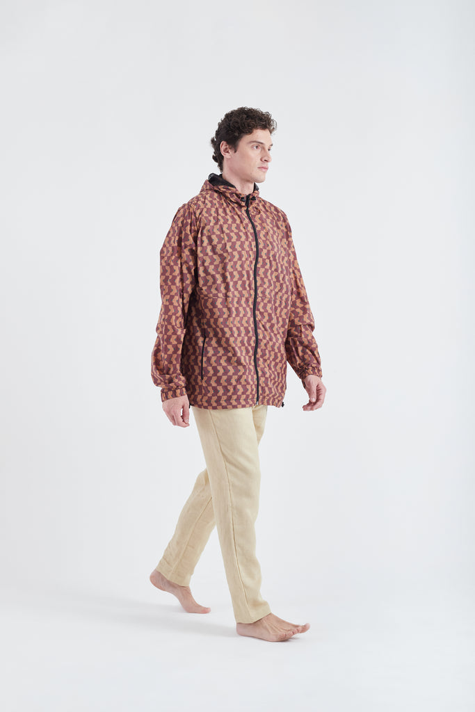 Modelo usando o corta vento unissex Boobies Trap marrom