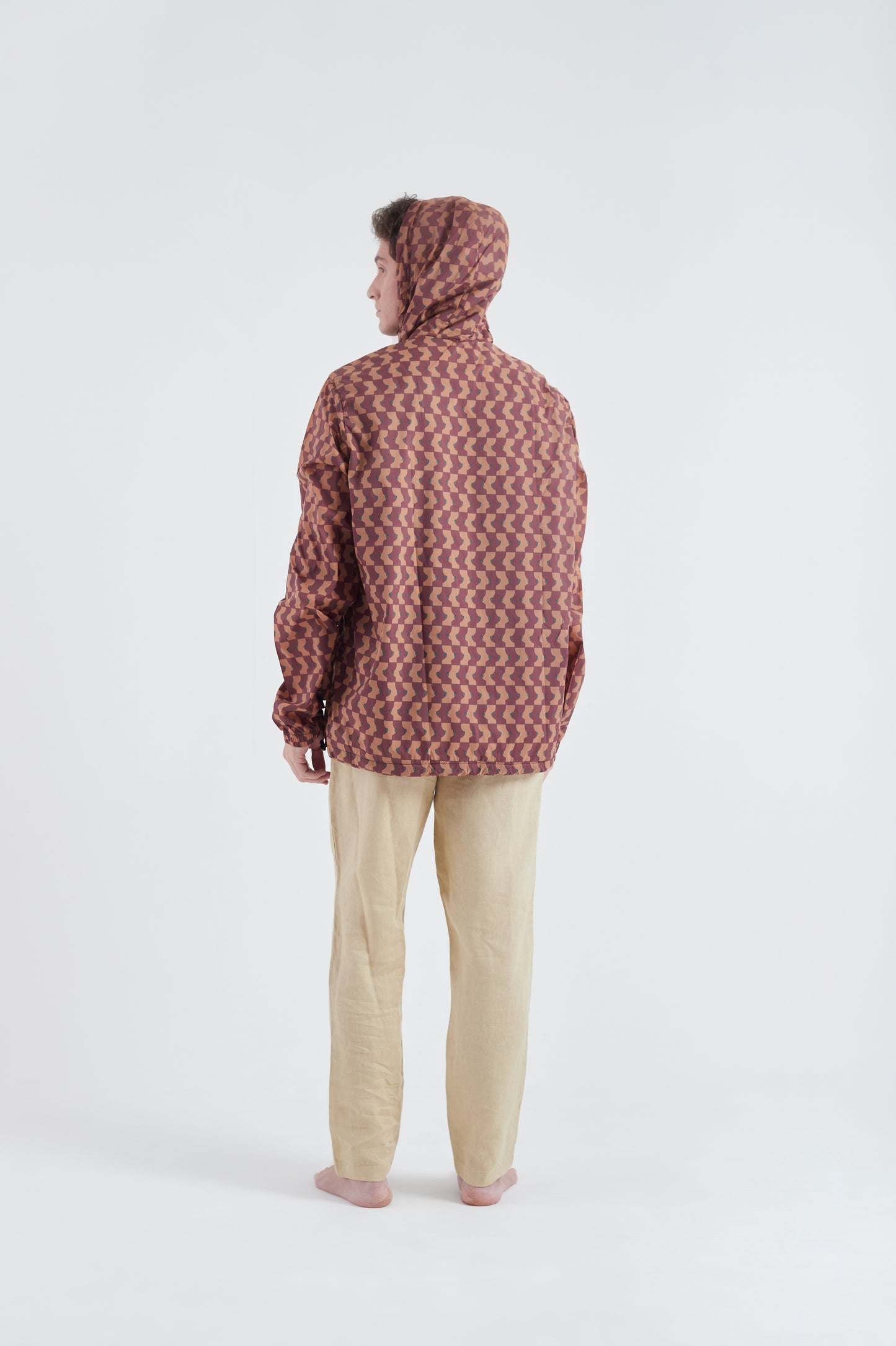 Modelo usando o corta vento unissex Boobies Trap marrom