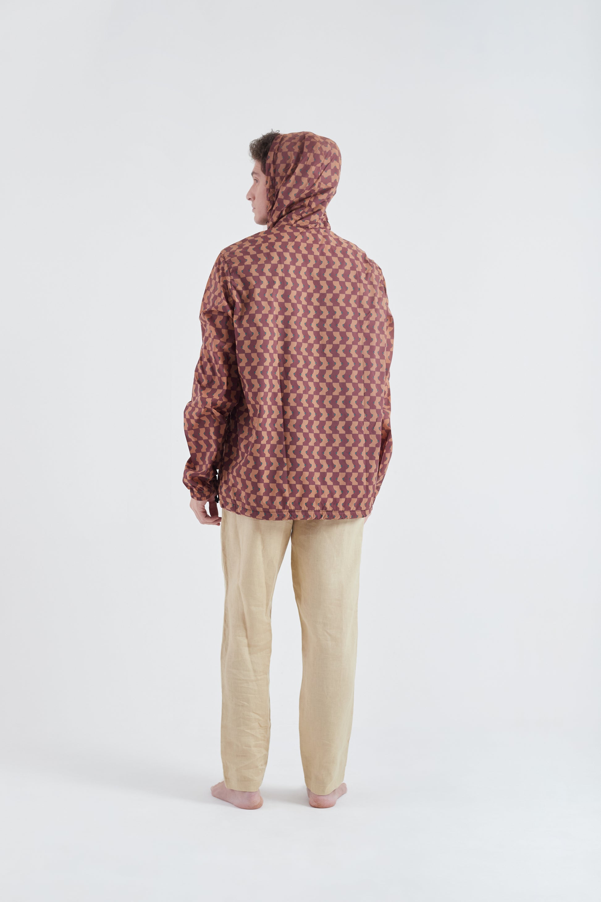 Modelo usando o corta vento unissex Boobies Trap marrom