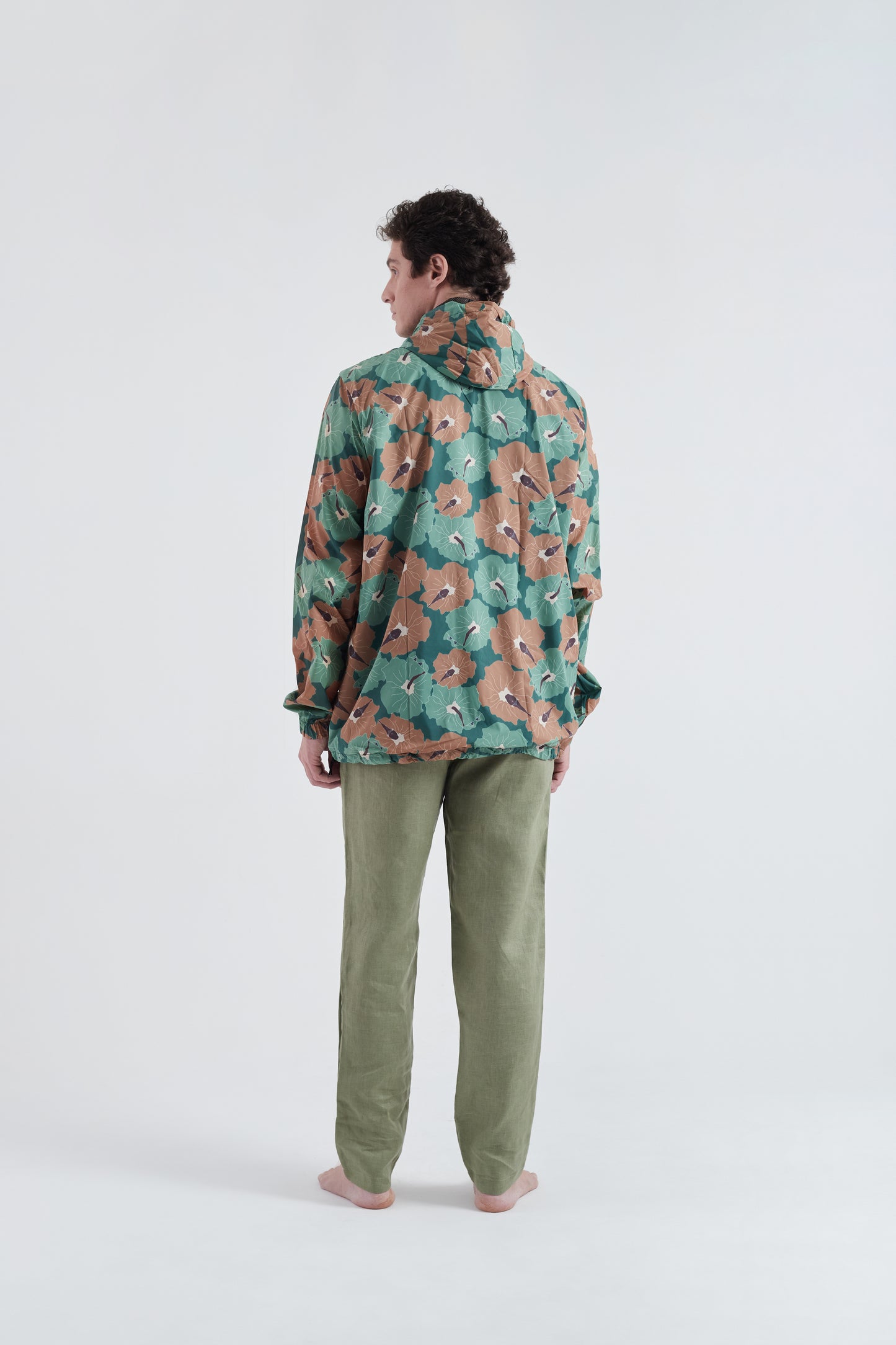 Modelo usando o corta vento unissex Poli Nation dijon/green