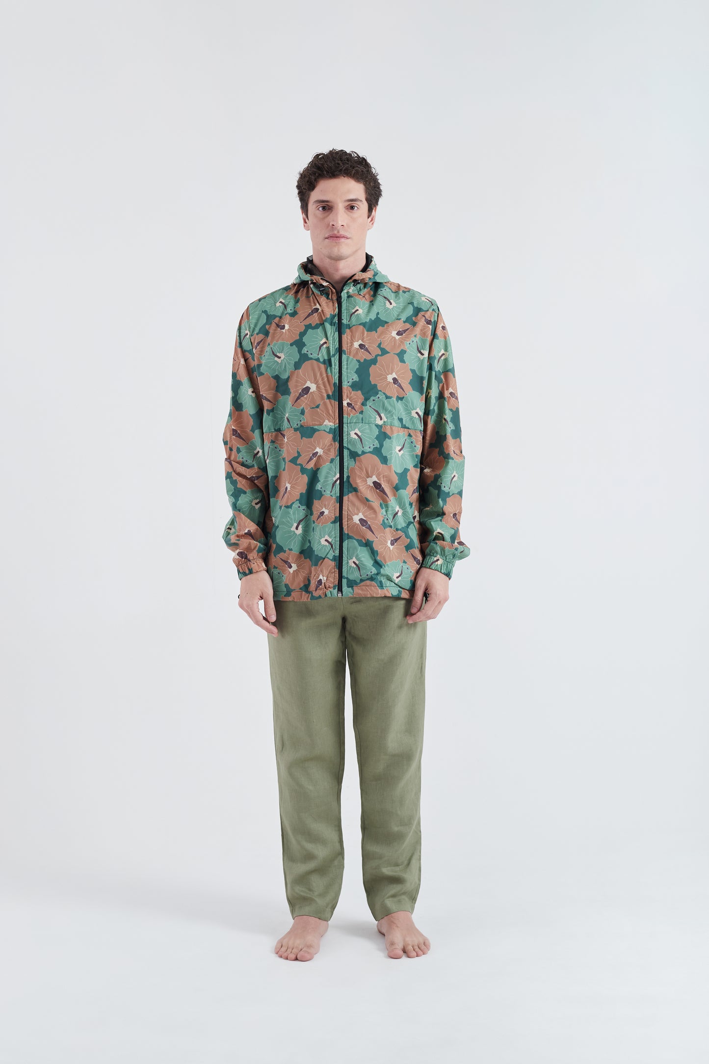 Modelo usando o corta vento unissex Poli Nation dijon/green