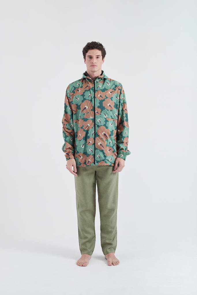 Modelo usando o corta vento unissex Poli Nation dijon/green