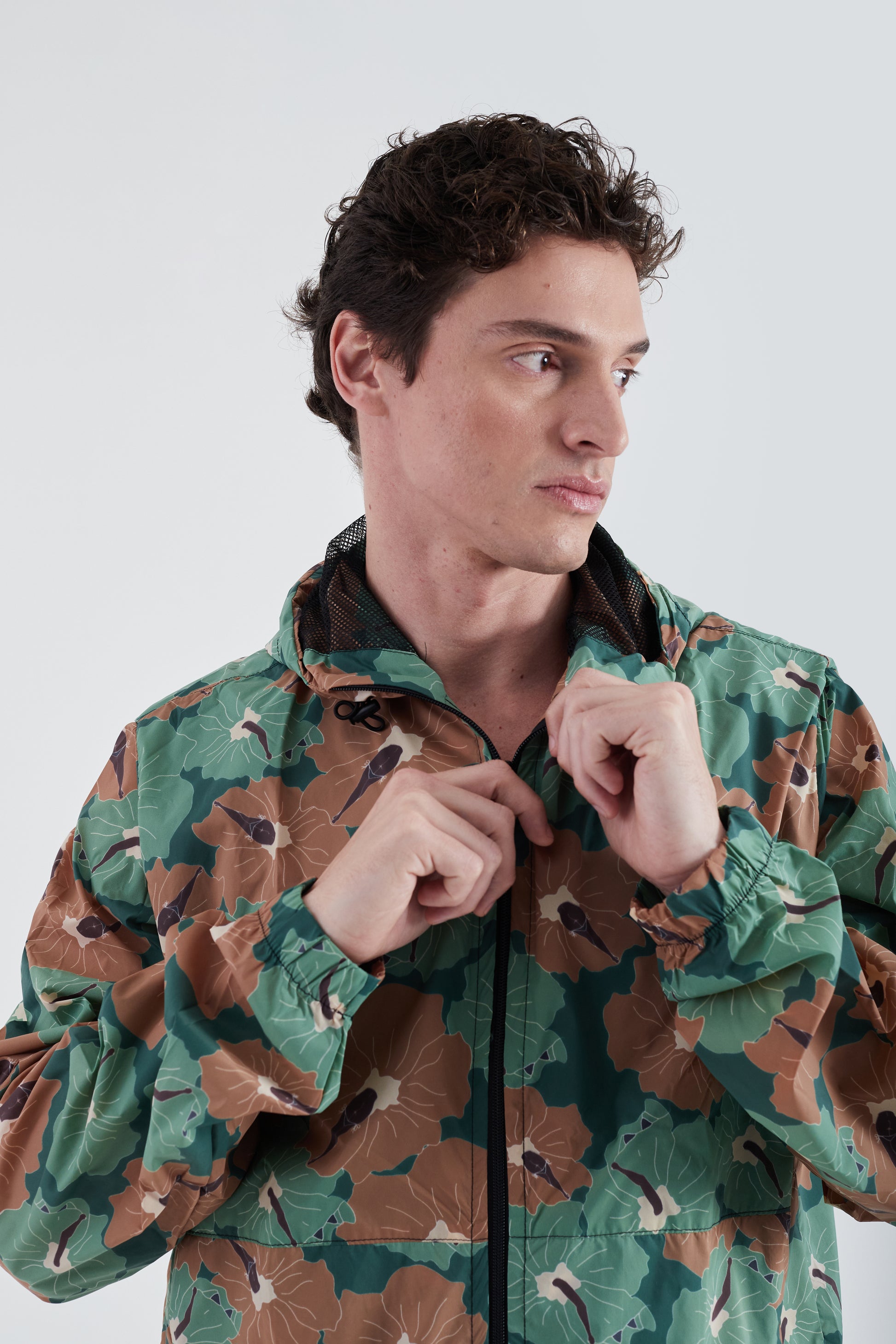 Modelo usando o corta vento unissex Poli Nation dijon/green