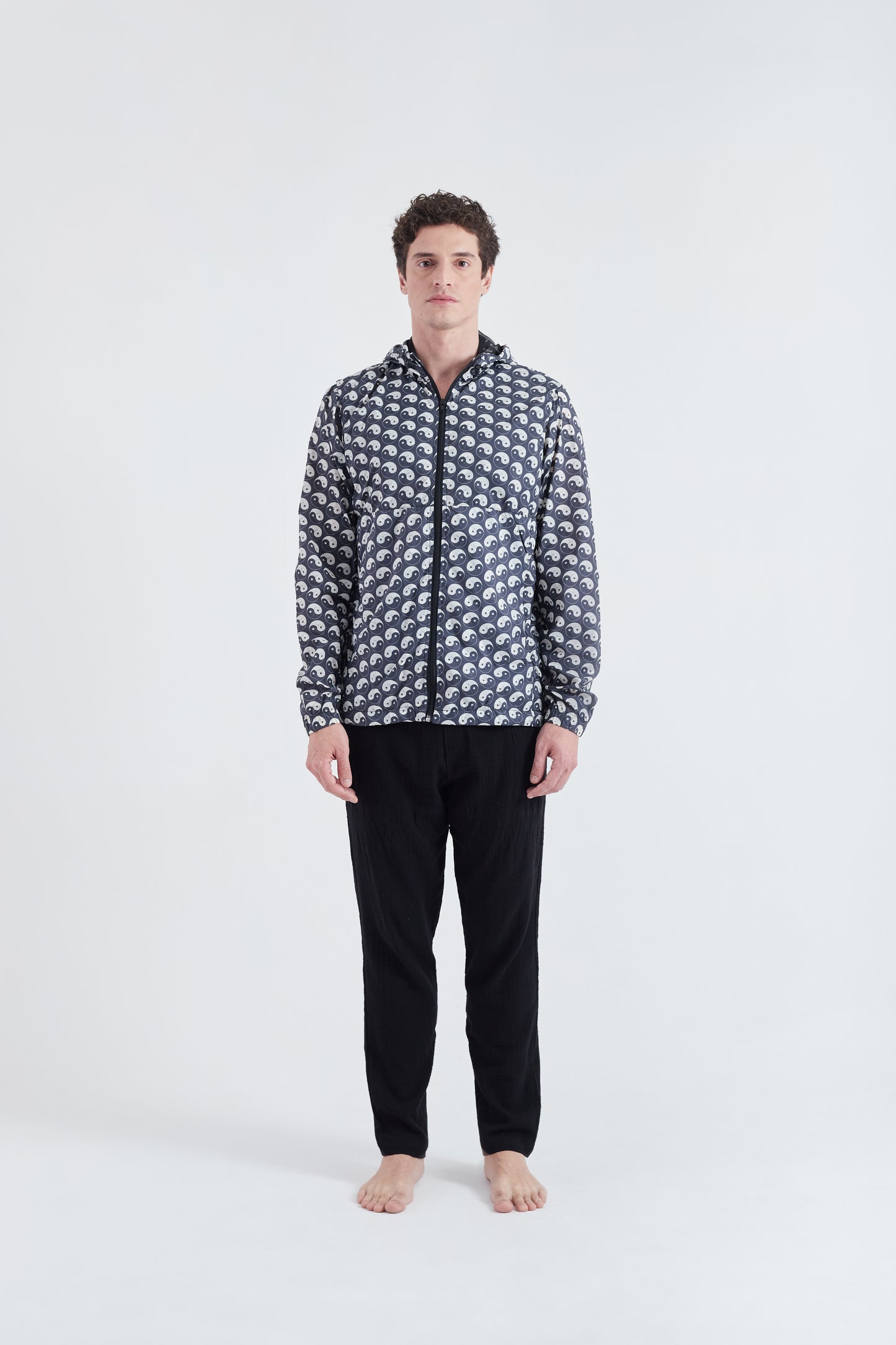 Modelo usando o corta vento unissex Yin and Out preto/branco.