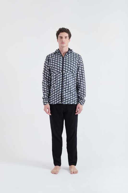 Modelo usando o corta vento unissex Yin and Out preto/branco.