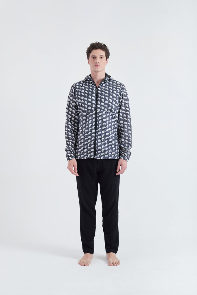 Modelo usando o corta vento unissex Yin and Out preto/branco.